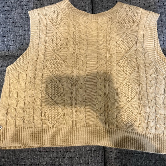 Tilly’s oversized brown sweater vest - Picture 7 of 7